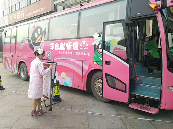 關(guān)愛(ài)生命,奉獻(xiàn)愛(ài)心-麓谷鈺園工會(huì)聯(lián)合會(huì)組織志愿者義務(wù)獻(xiàn)血